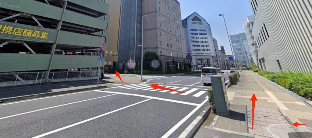 立体駐車場とダイワロイネットホテルの間の道へ進む