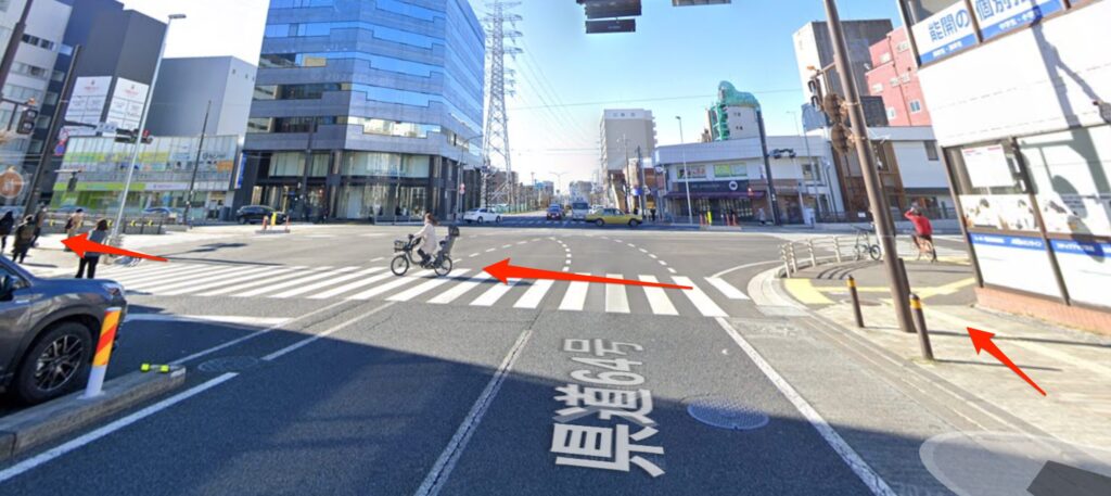 県道64号を渡る